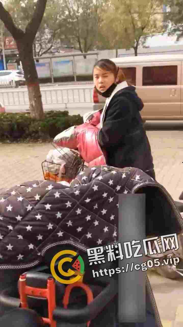 绝世老六！偷拍少妇上厕所 还要等别人出来跟别人说你的逼真黑  第5张