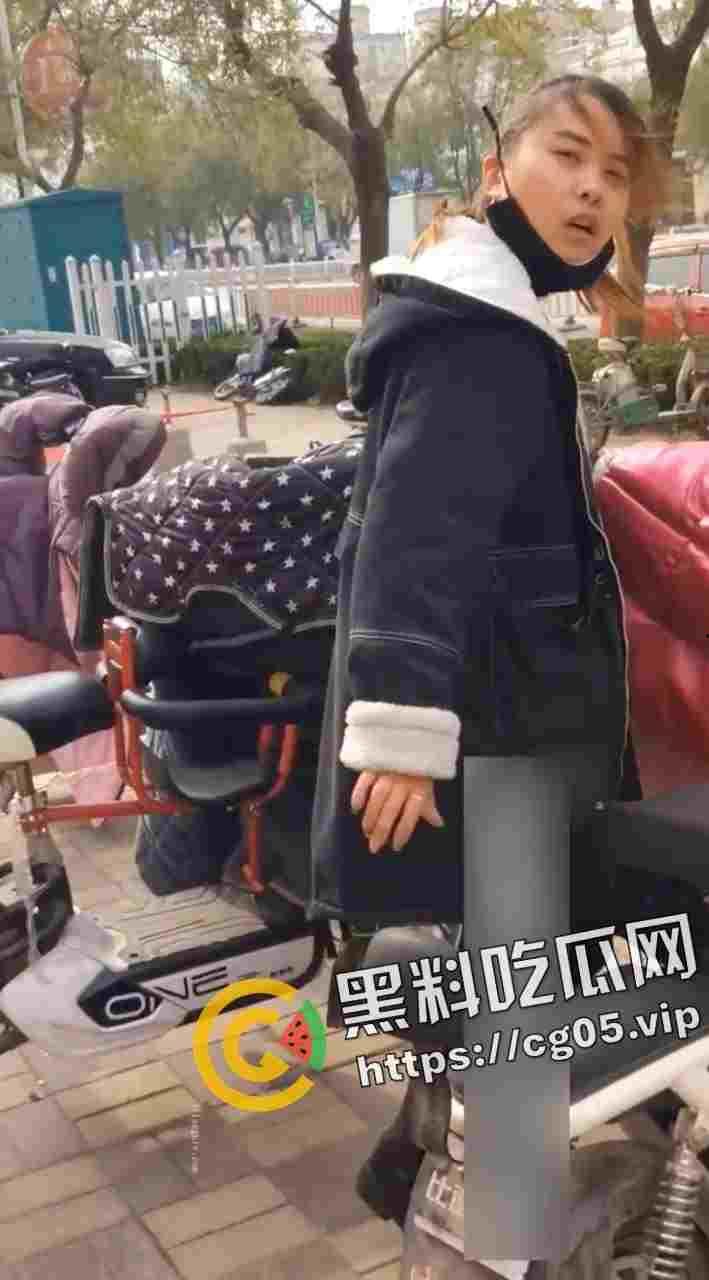 绝世老六！偷拍少妇上厕所 还要等别人出来跟别人说你的逼真黑  第6张