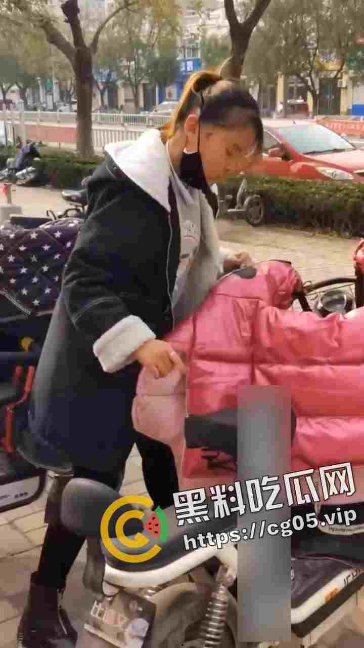 绝世老六！偷拍少妇上厕所 还要等别人出来跟别人说你的逼真黑  第7张