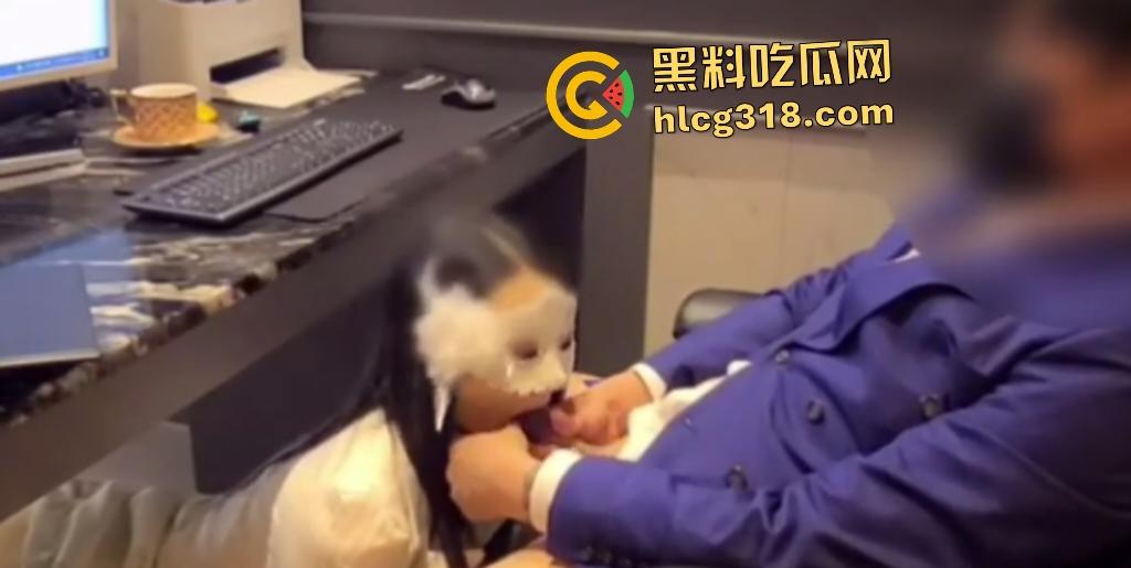 单男还在办公，绿帽就迫不及待送淫妻来做爱！戴面具跪地口交后本想在桌上操，谁知身高不够只能后入！  第3张