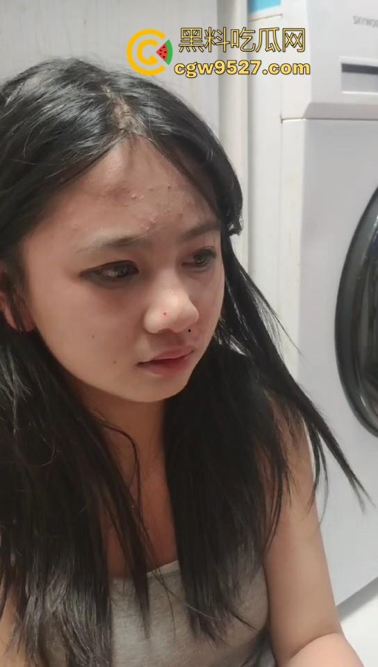 现在的精神小妹下手可是真狠啊！足足围起来殴打了十几分钟还不解恨，边打边对着镜头比耶！  第2张