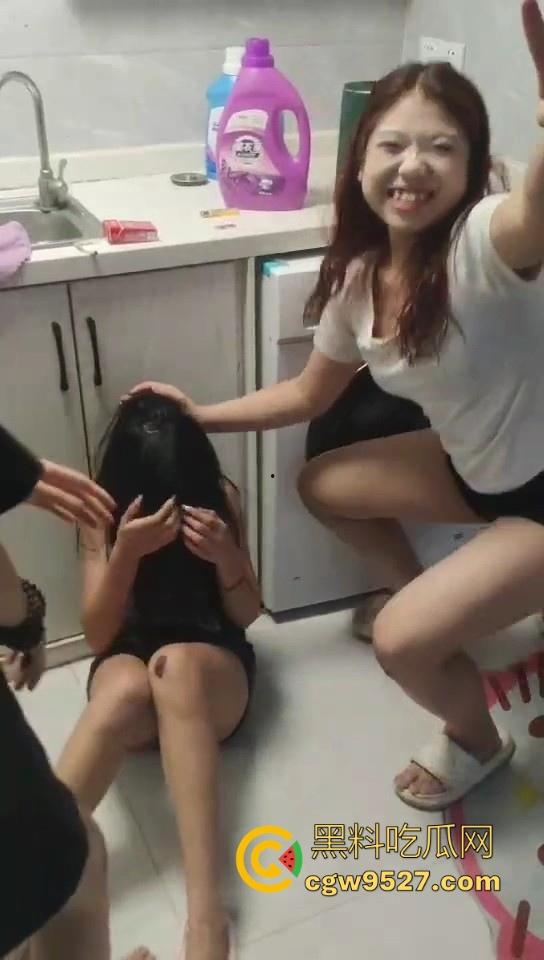 现在的精神小妹下手可是真狠啊！足足围起来殴打了十几分钟还不解恨，边打边对着镜头比耶！  第3张