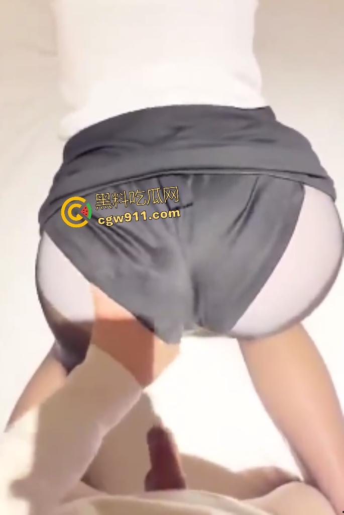 情人节醉姐和弟弟酒店乱伦，连体丝袜足交不尽兴，还后入两次射屁股上，一生有此姐足矣！  第2张