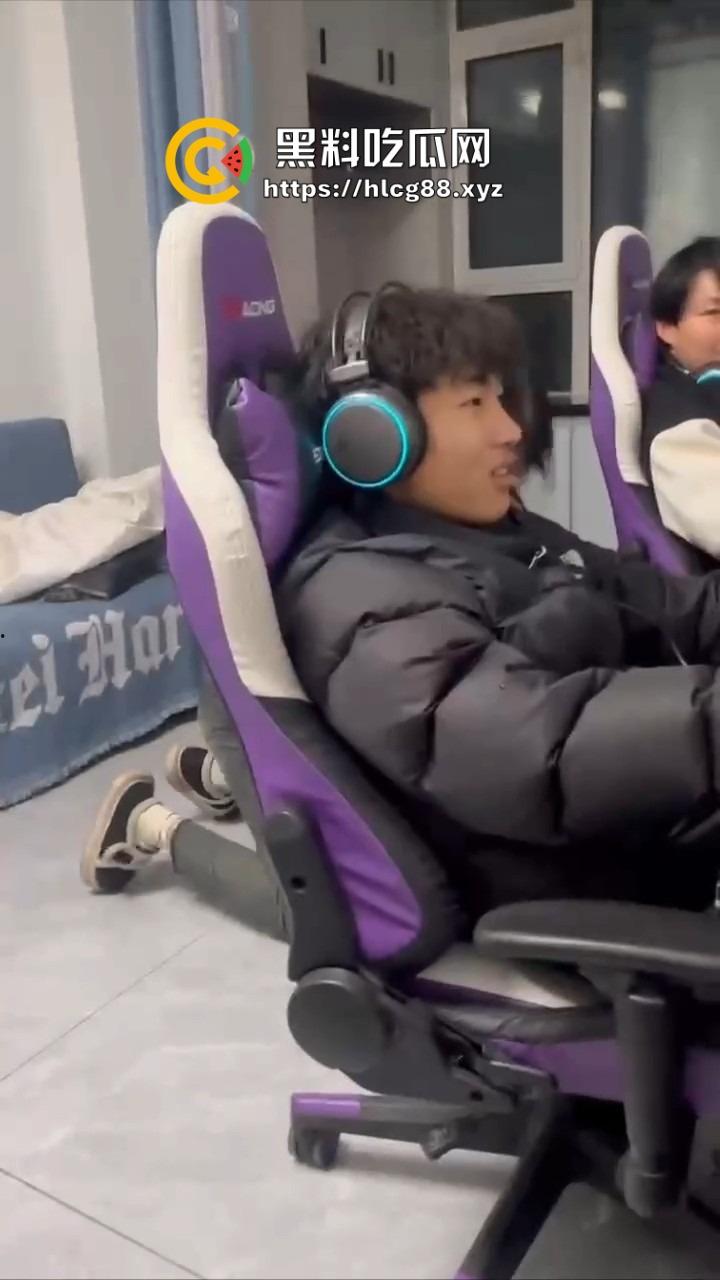 电竞酒店男友前头1V3猛干岳山开团，女友后头跟骚闺蜜撕逼扯奶子，把好姐妹内衣都差点扯出来！  第1张