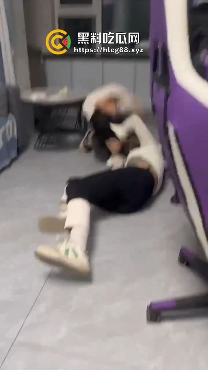 电竞酒店男友前头1V3猛干岳山开团，女友后头跟骚闺蜜撕逼扯奶子，把好姐妹内衣都差点扯出来！  第3张