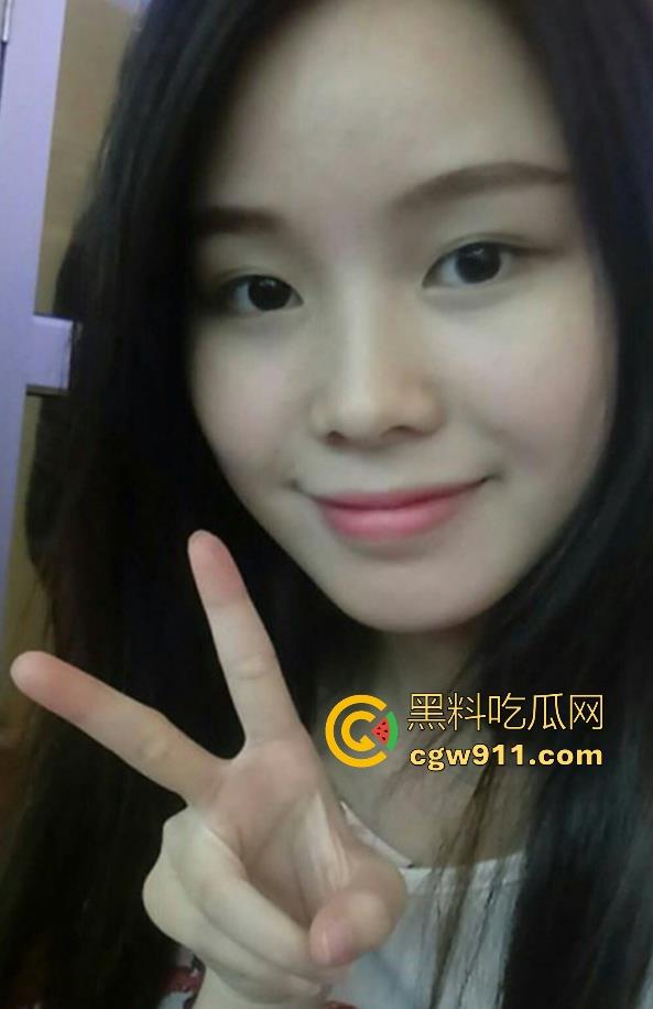 广州外企白领高管【沈佳奕】跟男友自拍啪啪流出，口交深喉吞精，一线天白虎嫩穴猛插，直接看射了！  第1张