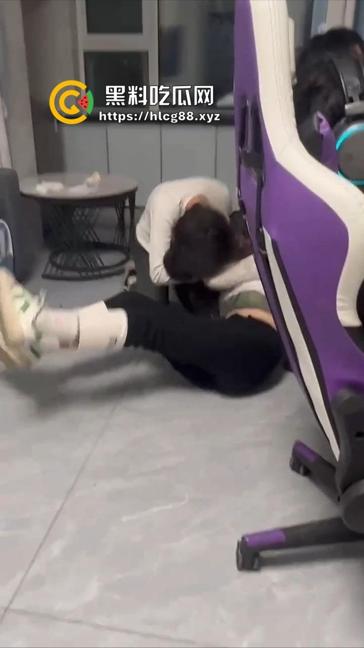 电竞酒店男友前头1V3猛干岳山开团，女友后头跟骚闺蜜撕逼扯奶子，把好姐妹内衣都差点扯出来！  第4张