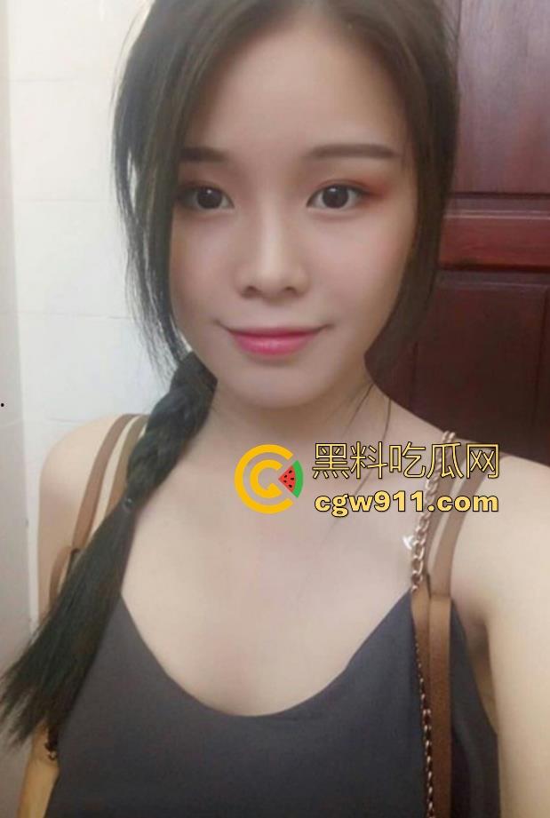 广州外企白领高管【沈佳奕】跟男友自拍啪啪流出，口交深喉吞精，一线天白虎嫩穴猛插，直接看射了！  第2张