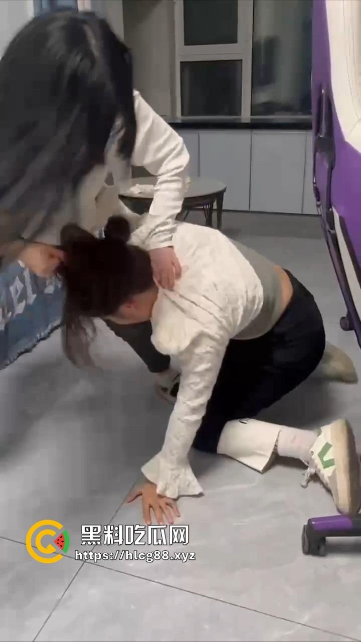 电竞酒店男友前头1V3猛干岳山开团，女友后头跟骚闺蜜撕逼扯奶子，把好姐妹内衣都差点扯出来！  第9张