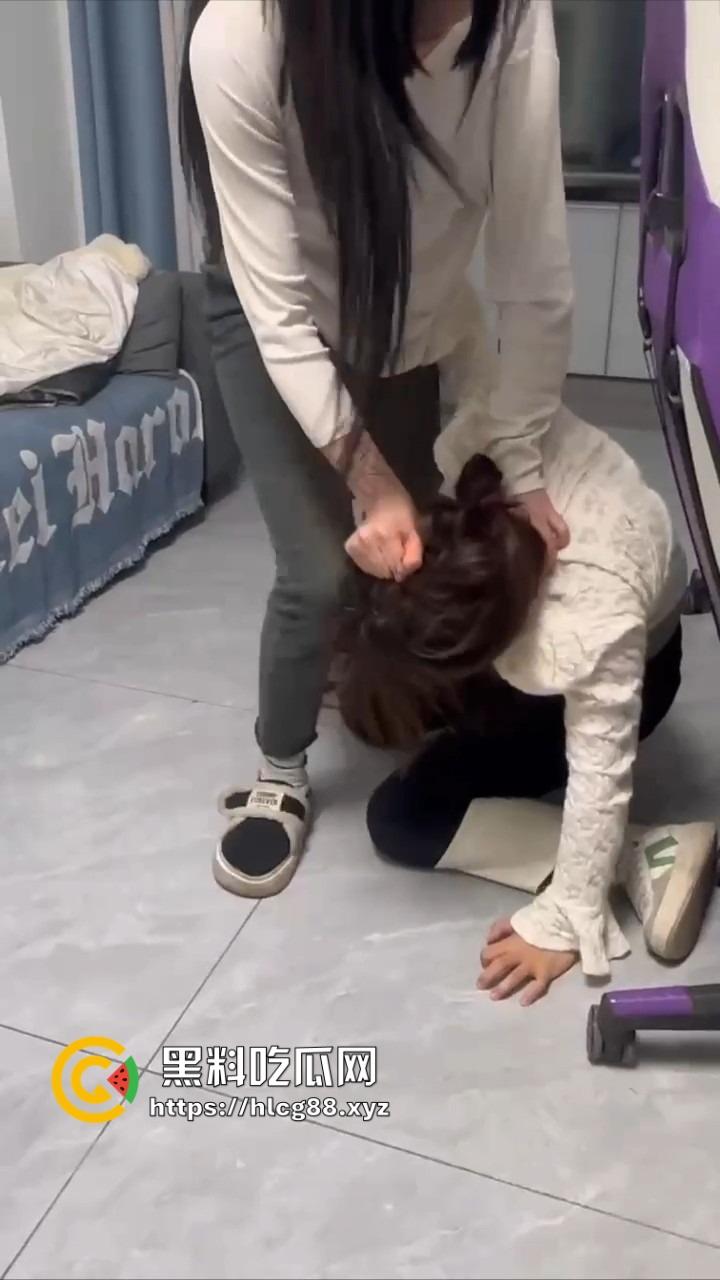 电竞酒店男友前头1V3猛干岳山开团，女友后头跟骚闺蜜撕逼扯奶子，把好姐妹内衣都差点扯出来！  第10张