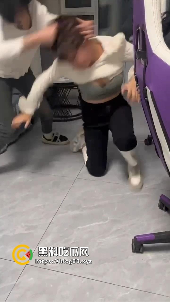 电竞酒店男友前头1V3猛干岳山开团，女友后头跟骚闺蜜撕逼扯奶子，把好姐妹内衣都差点扯出来！  第11张