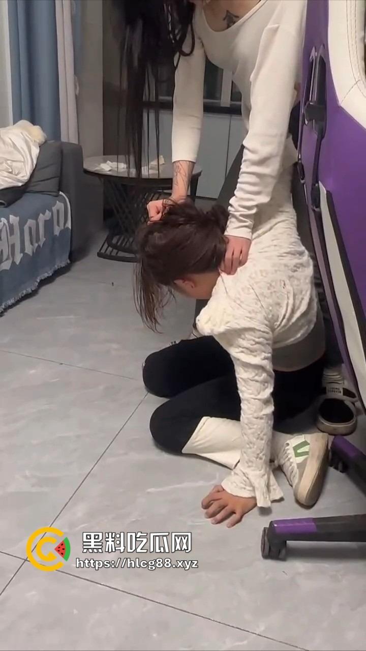 电竞酒店男友前头1V3猛干岳山开团，女友后头跟骚闺蜜撕逼扯奶子，把好姐妹内衣都差点扯出来！  第12张