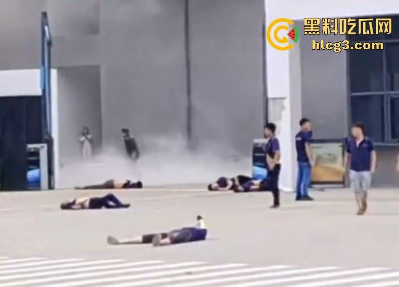 “献忠遍地走 中老年献忠持刀 年轻献忠驾车”中山一小车连撞多车撞飞行人多人受伤  第7张