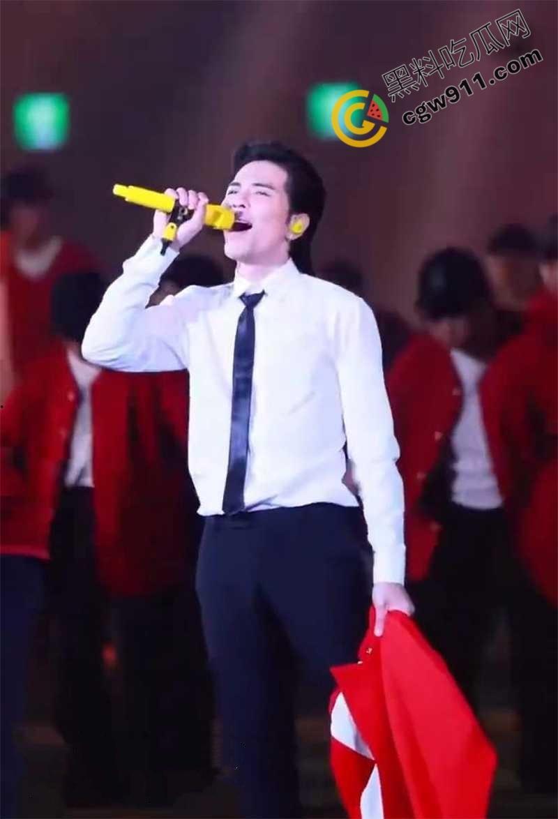 顶流歌星【萧敬腾】大巨蛋演唱会陷入“胯间危机”！因为动作太大，裤子都塌了，红内裤暴露惊呆歌迷  第1张