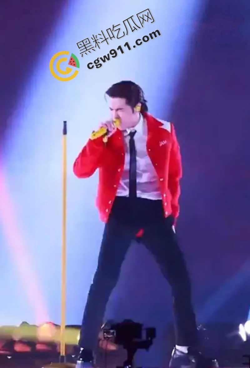 顶流歌星【萧敬腾】大巨蛋演唱会陷入“胯间危机”！因为动作太大，裤子都塌了，红内裤暴露惊呆歌迷  第2张