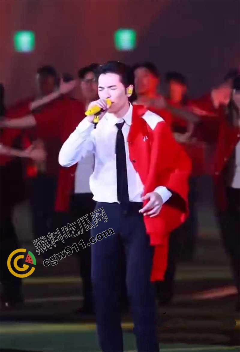 顶流歌星【萧敬腾】大巨蛋演唱会陷入“胯间危机”！因为动作太大，裤子都塌了，红内裤暴露惊呆歌迷  第5张