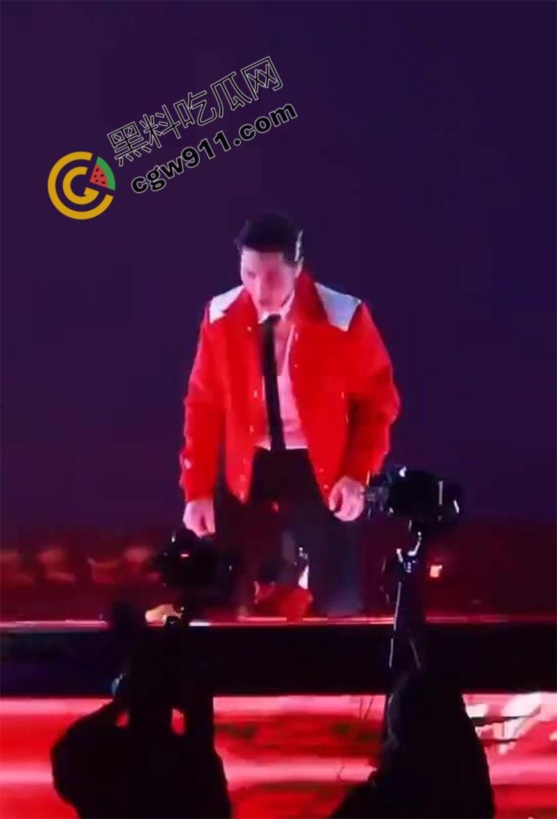 顶流歌星【萧敬腾】大巨蛋演唱会陷入“胯间危机”！因为动作太大，裤子都塌了，红内裤暴露惊呆歌迷  第6张