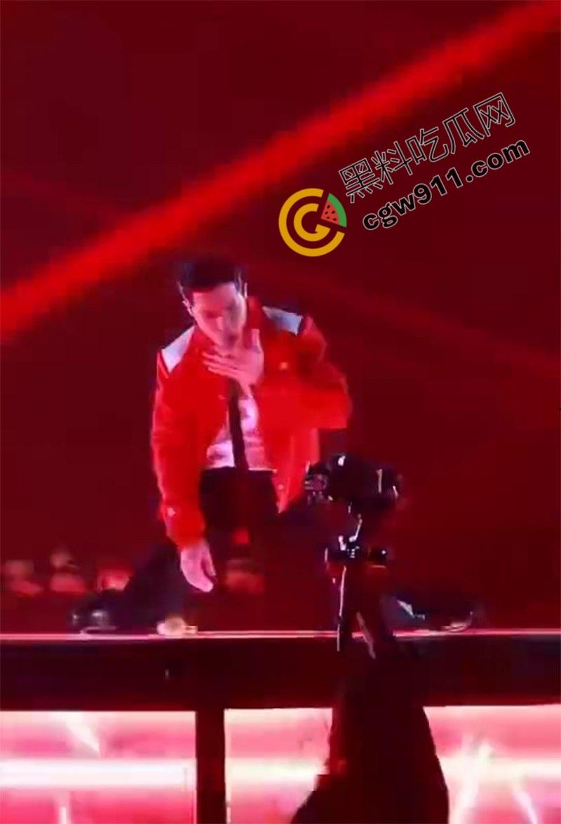 顶流歌星【萧敬腾】大巨蛋演唱会陷入“胯间危机”！因为动作太大，裤子都塌了，红内裤暴露惊呆歌迷  第7张