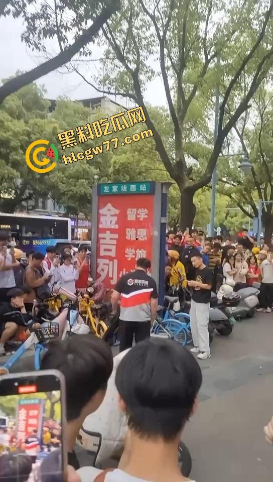 长沙纯爱战士悲剧现场，顺丰小哥为爱打工全身奉献，结果女友当街牵别人，绿得他人都傻了！  第2张