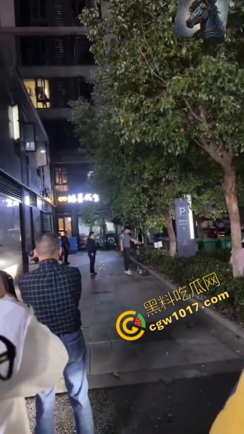浙江狂暴男子街头暴力虐狗事件火遍全网：血腥场面令人震撼，马犬惨叫声震撼人心，引发全民怒吼！  第9张