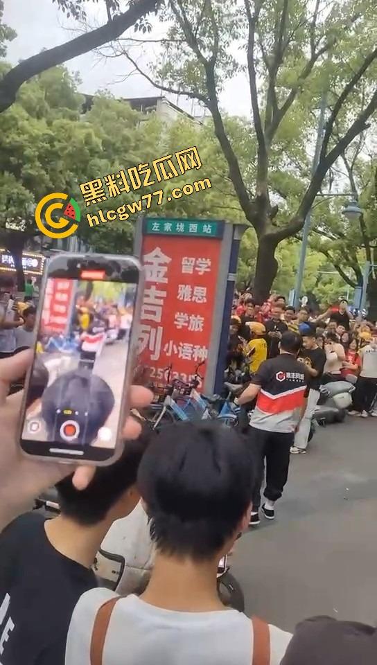 长沙纯爱战士悲剧现场，顺丰小哥为爱打工全身奉献，结果女友当街牵别人，绿得他人都傻了！  第3张