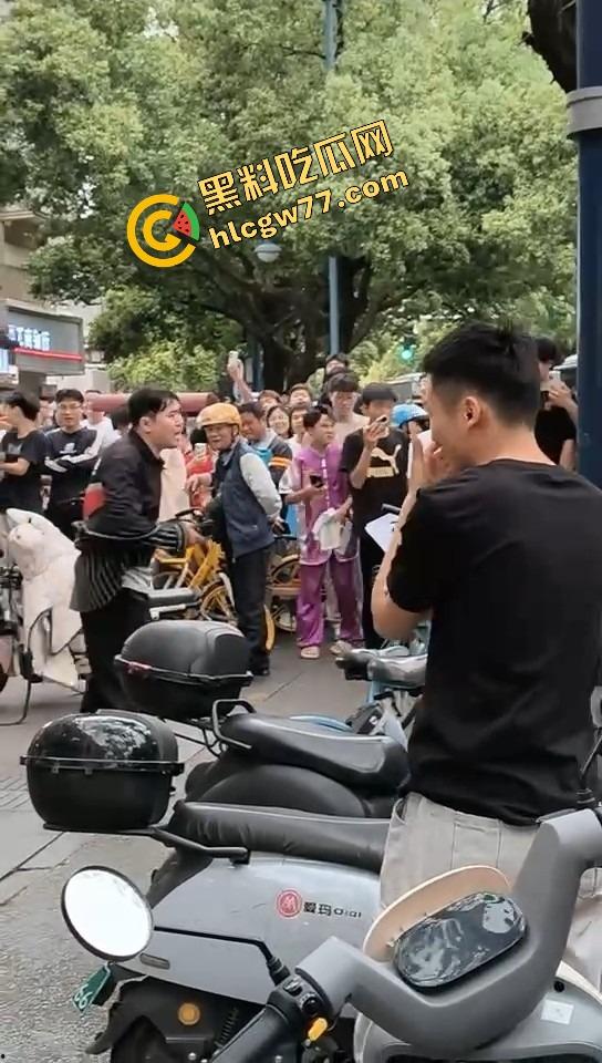 长沙纯爱战士悲剧现场，顺丰小哥为爱打工全身奉献，结果女友当街牵别人，绿得他人都傻了！  第5张