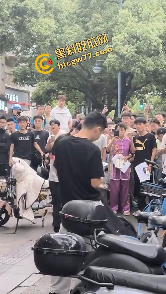 长沙纯爱战士悲剧现场，顺丰小哥为爱打工全身奉献，结果女友当街牵别人，绿得他人都傻了！  第6张