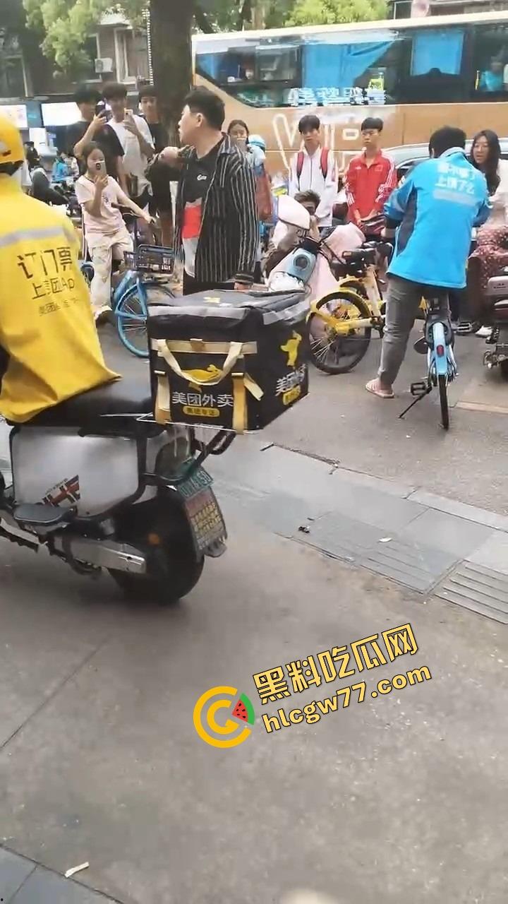长沙纯爱战士悲剧现场，顺丰小哥为爱打工全身奉献，结果女友当街牵别人，绿得他人都傻了！  第8张