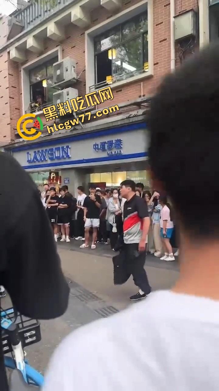 长沙纯爱战士悲剧现场，顺丰小哥为爱打工全身奉献，结果女友当街牵别人，绿得他人都傻了！  第10张