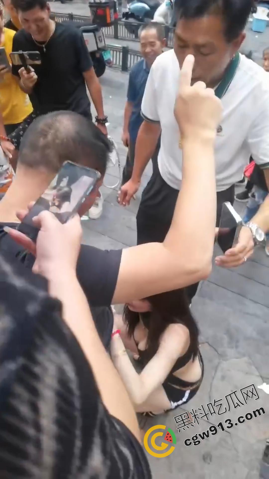 极品辣妹与饥渴男人当街上演淫乱勾当，身材火辣，诱人姿势撩人眼球，所有围观者鸡巴硬到爆炸  第5张