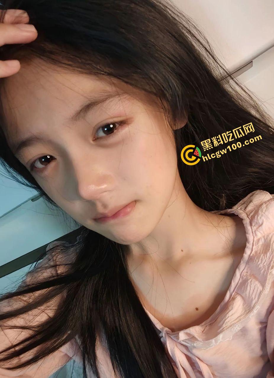 重庆三峡学院顶级清纯嫩妹反差小骚货『谭怡怡』白皙身躯全裸约炮金主 小嘴口交含龟头！独家原创曝光流出！  第3张