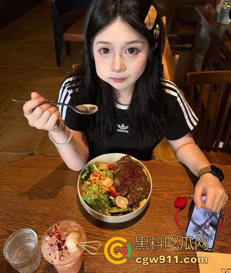 湖南反差婊【姚婷婷】重口调教视频泄露，尿尿掰逼揉奶，深入蜜穴自慰，狂揉粉嫩奶子，画面淫靡诱惑爆棚！  第1张