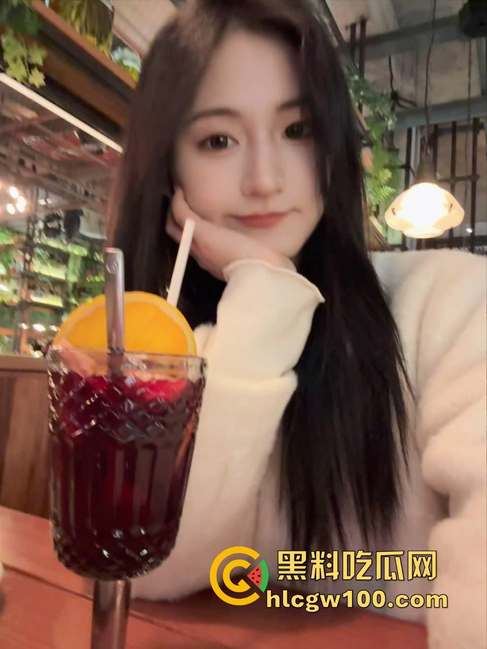 快手骚逼主播花样翻新，直播间聊天还不够刺激，下面被大哥干得满地找牙，这玩得是真骚真真实！  第1张