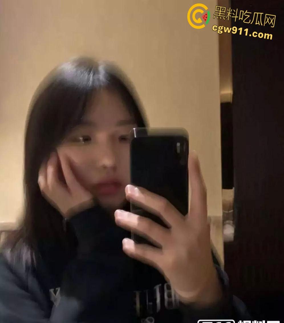 湘潭大学【刘宁】，与男友开房视频流出，清纯外表角色扮演样样都来，情趣黑丝诱惑爆棚，浴室镜前多姿势爆操！  第1张