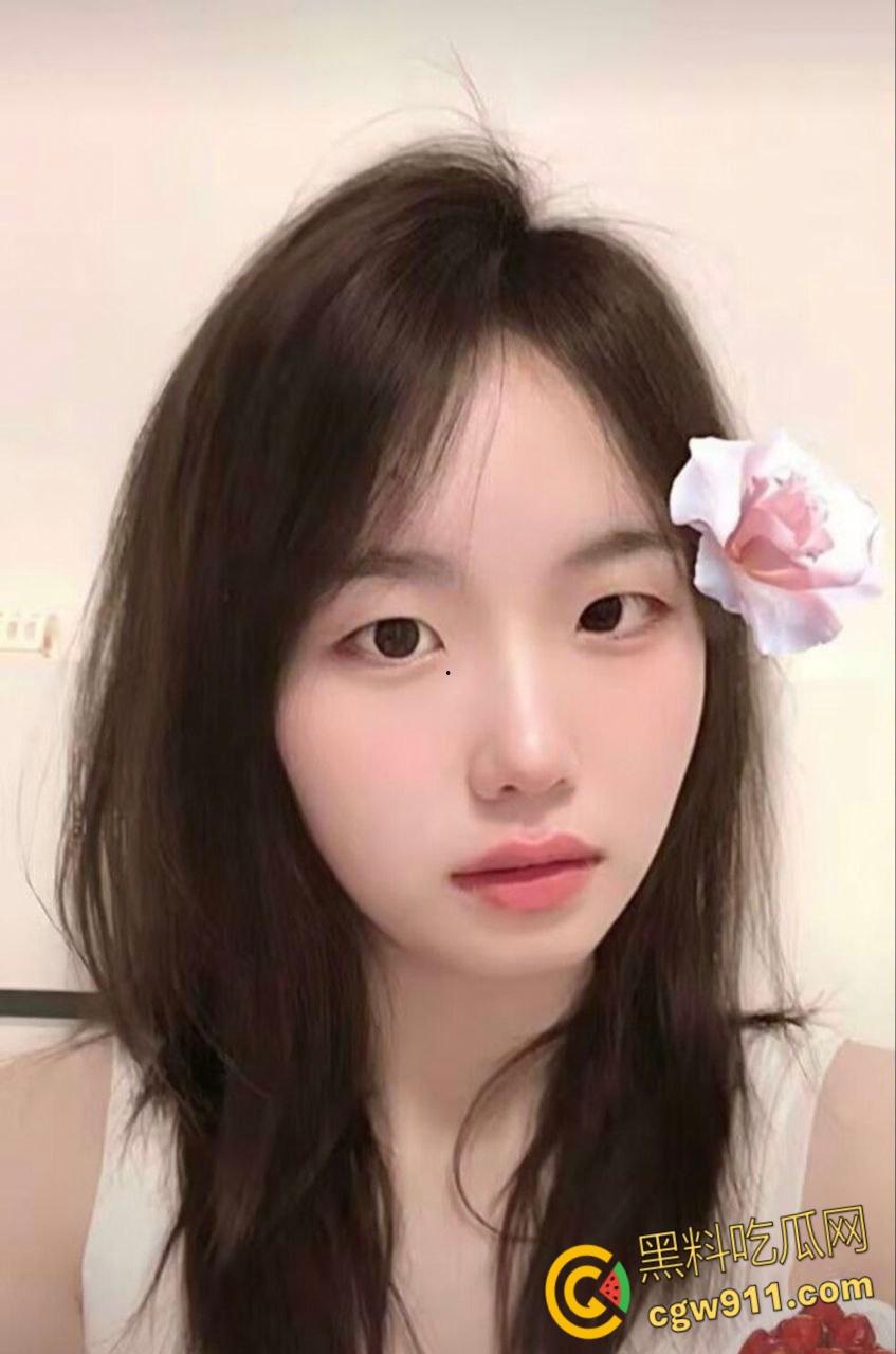 湘潭大学【刘宁】，与男友开房视频流出，清纯外表角色扮演样样都来，情趣黑丝诱惑爆棚，浴室镜前多姿势爆操！  第3张