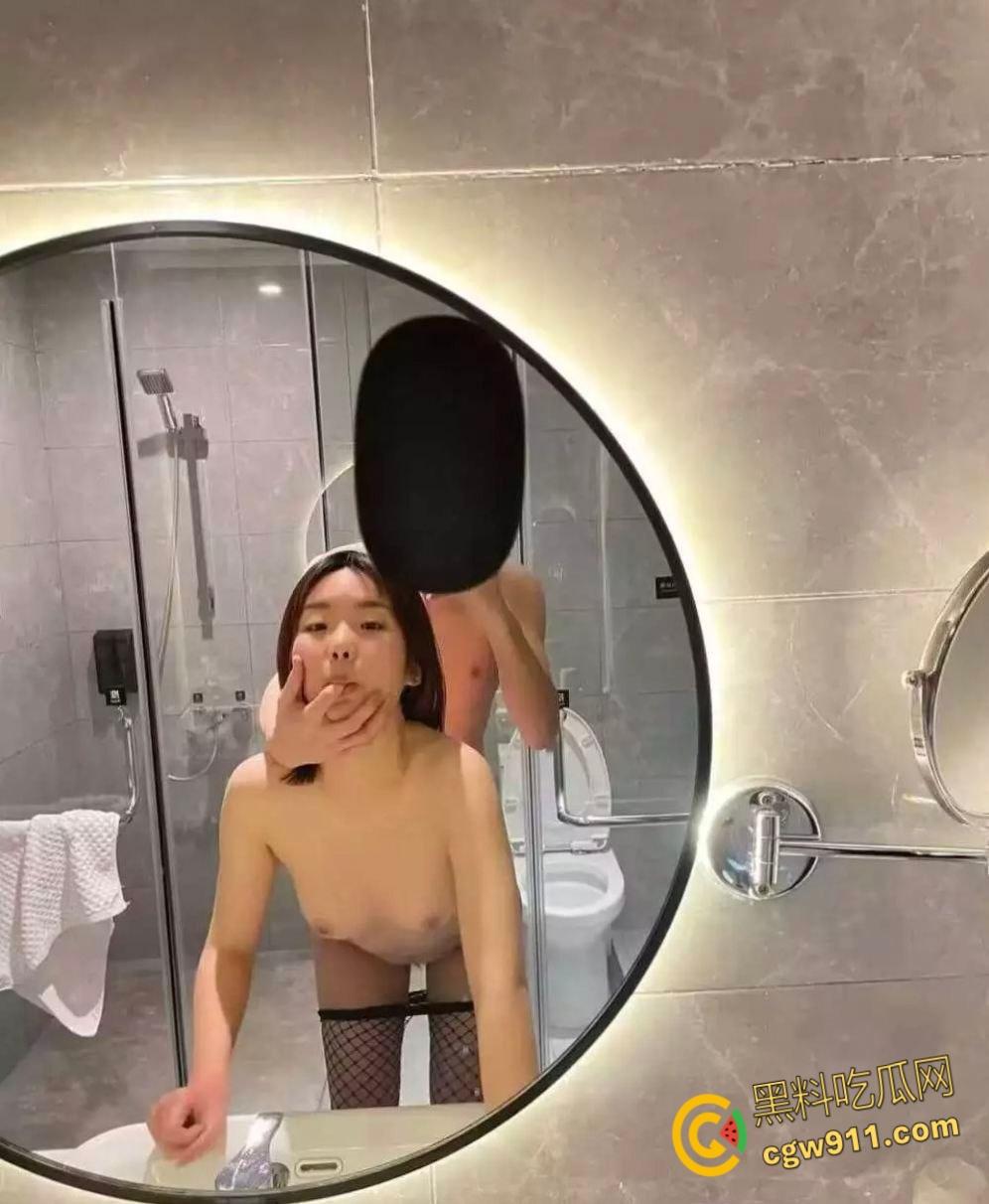 湘潭大学【刘宁】，与男友开房视频流出，清纯外表角色扮演样样都来，情趣黑丝诱惑爆棚，浴室镜前多姿势爆操！  第5张