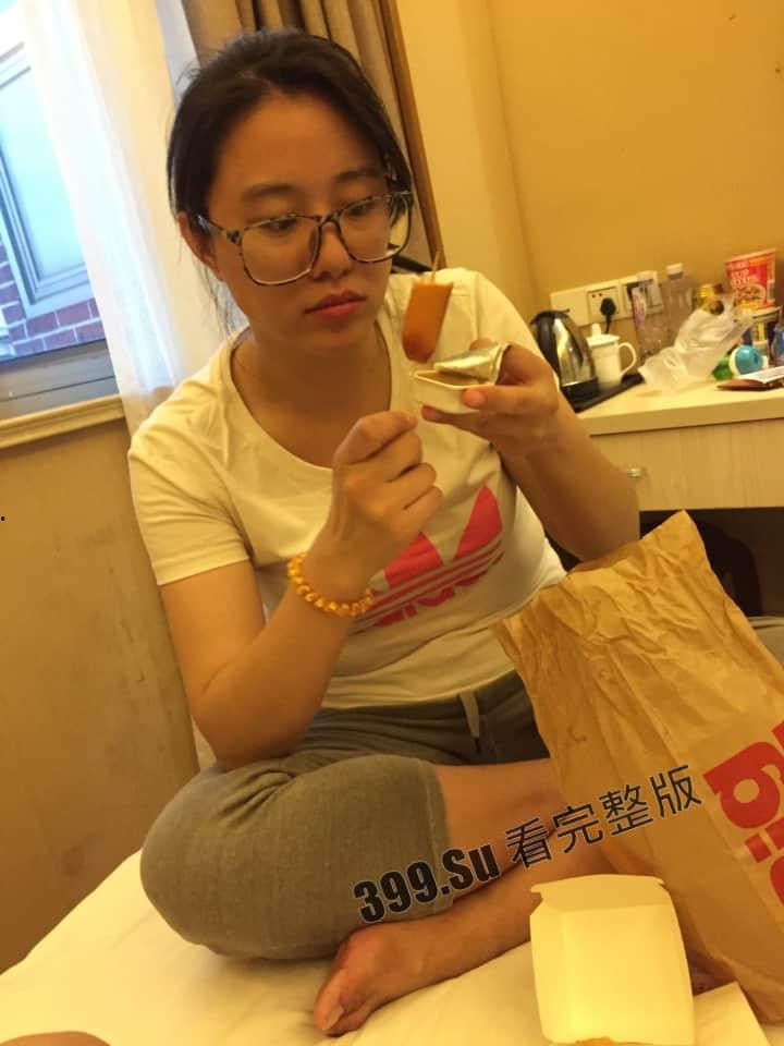 露脸轻熟女 #陆丽 海量自拍32v流出 十个眼镜九个骚 被操时还在和员工打电话 克制着不敢叫床 很刺激很反差 配合情郎喜好各种制服  第2张