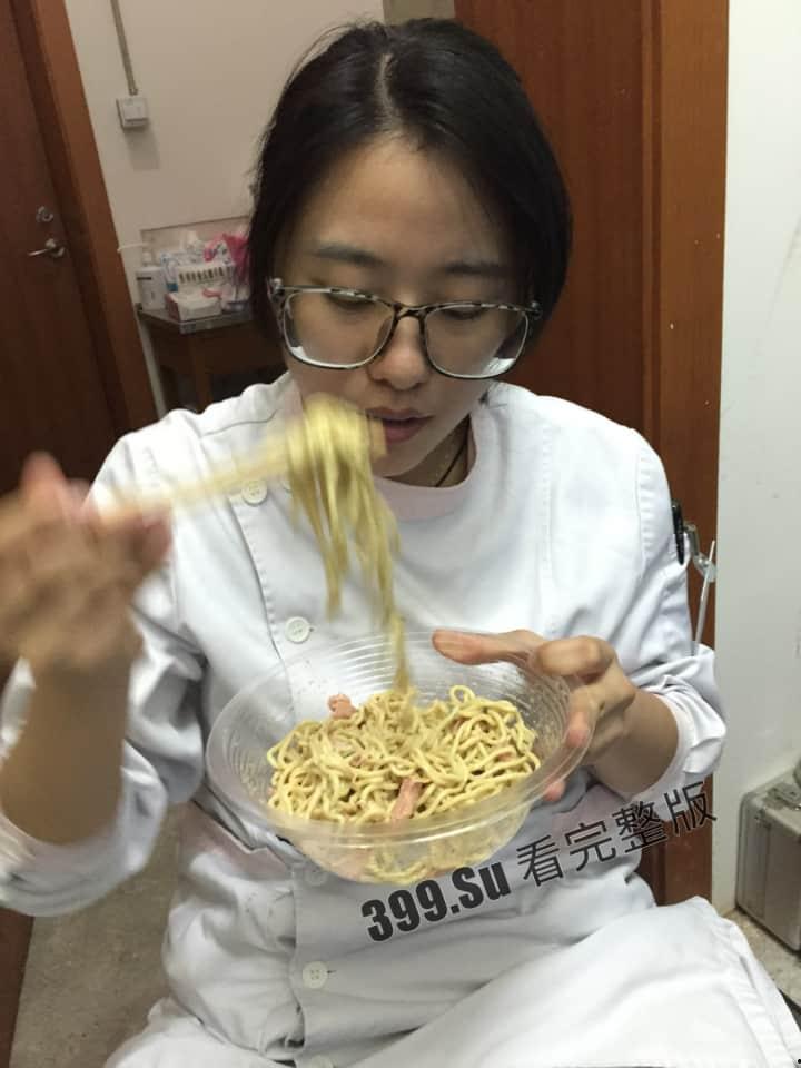 露脸轻熟女 #陆丽 海量自拍32v流出 十个眼镜九个骚 被操时还在和员工打电话 克制着不敢叫床 很刺激很反差 配合情郎喜好各种制服  第3张