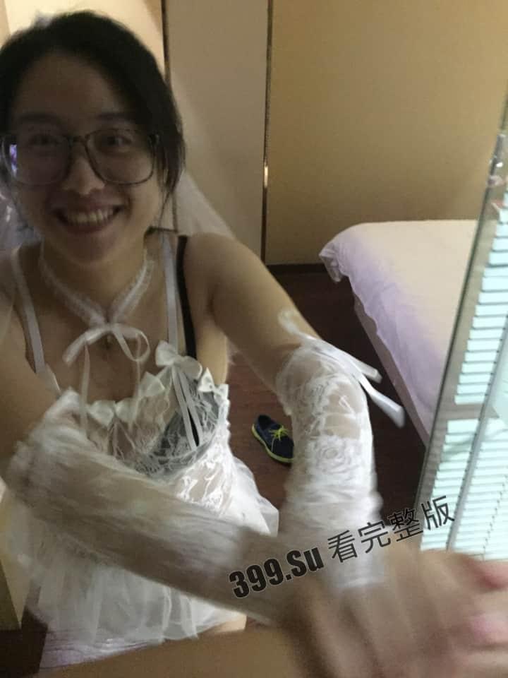 露脸轻熟女 #陆丽 海量自拍32v流出 十个眼镜九个骚 被操时还在和员工打电话 克制着不敢叫床 很刺激很反差 配合情郎喜好各种制服  第4张
