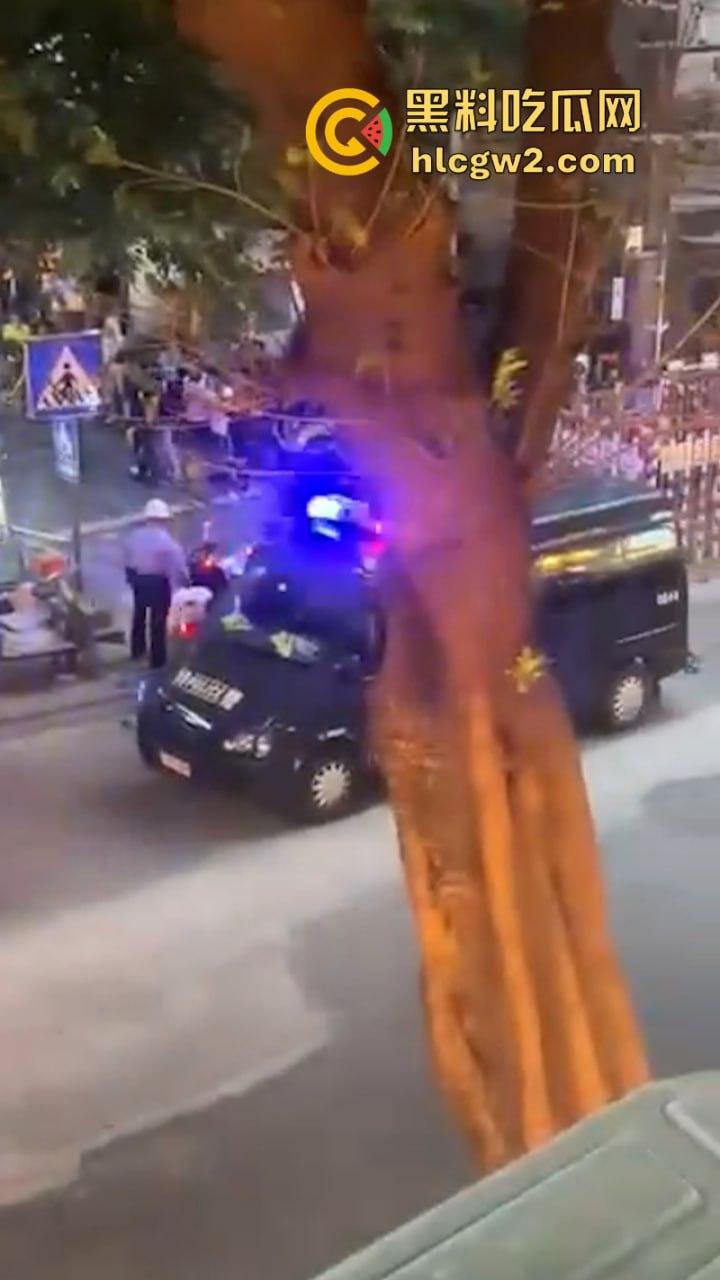 这不是拍戏！广州南沙一男子情绪失控街头挥刀砍人又割喉 被害人当场盖布 好吓人！  第3张