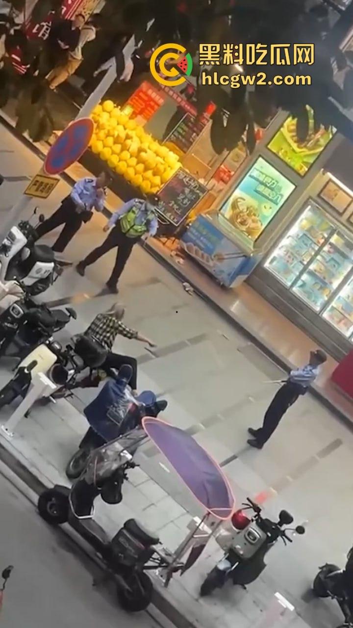 这不是拍戏！广州南沙一男子情绪失控街头挥刀砍人又割喉 被害人当场盖布 好吓人！  第4张