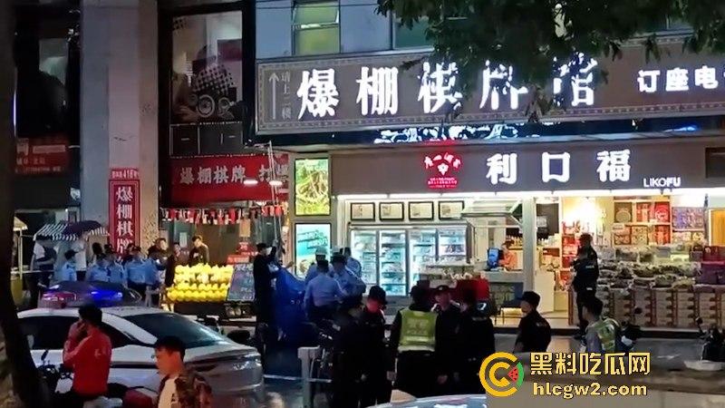 这不是拍戏！广州南沙一男子情绪失控街头挥刀砍人又割喉 被害人当场盖布 好吓人！  第6张