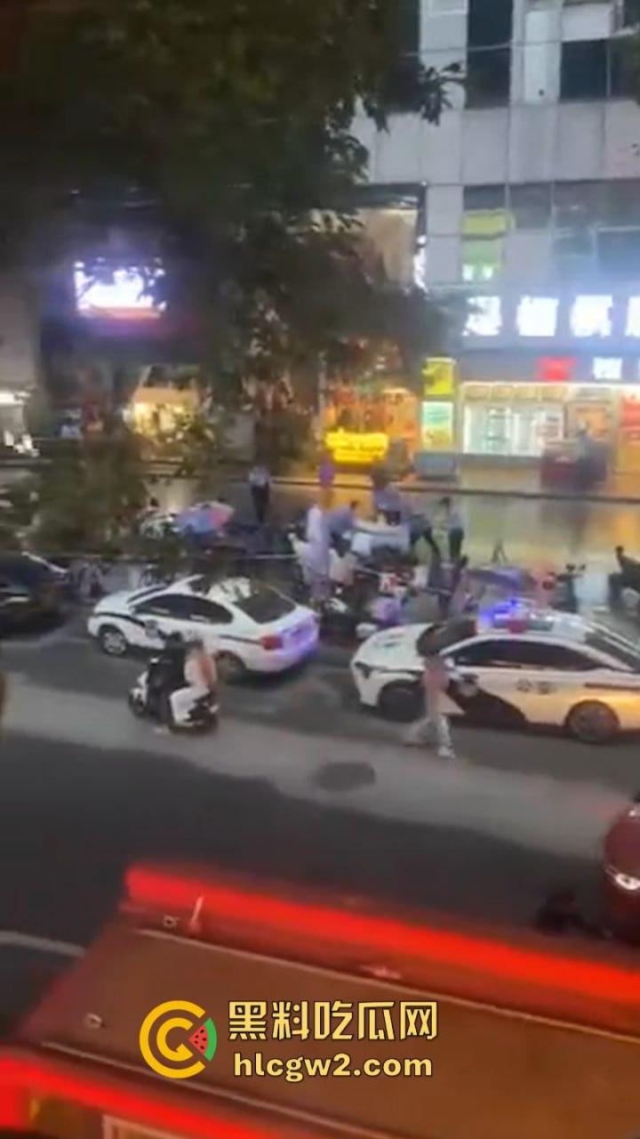 这不是拍戏！广州南沙一男子情绪失控街头挥刀砍人又割喉 被害人当场盖布 好吓人！  第7张