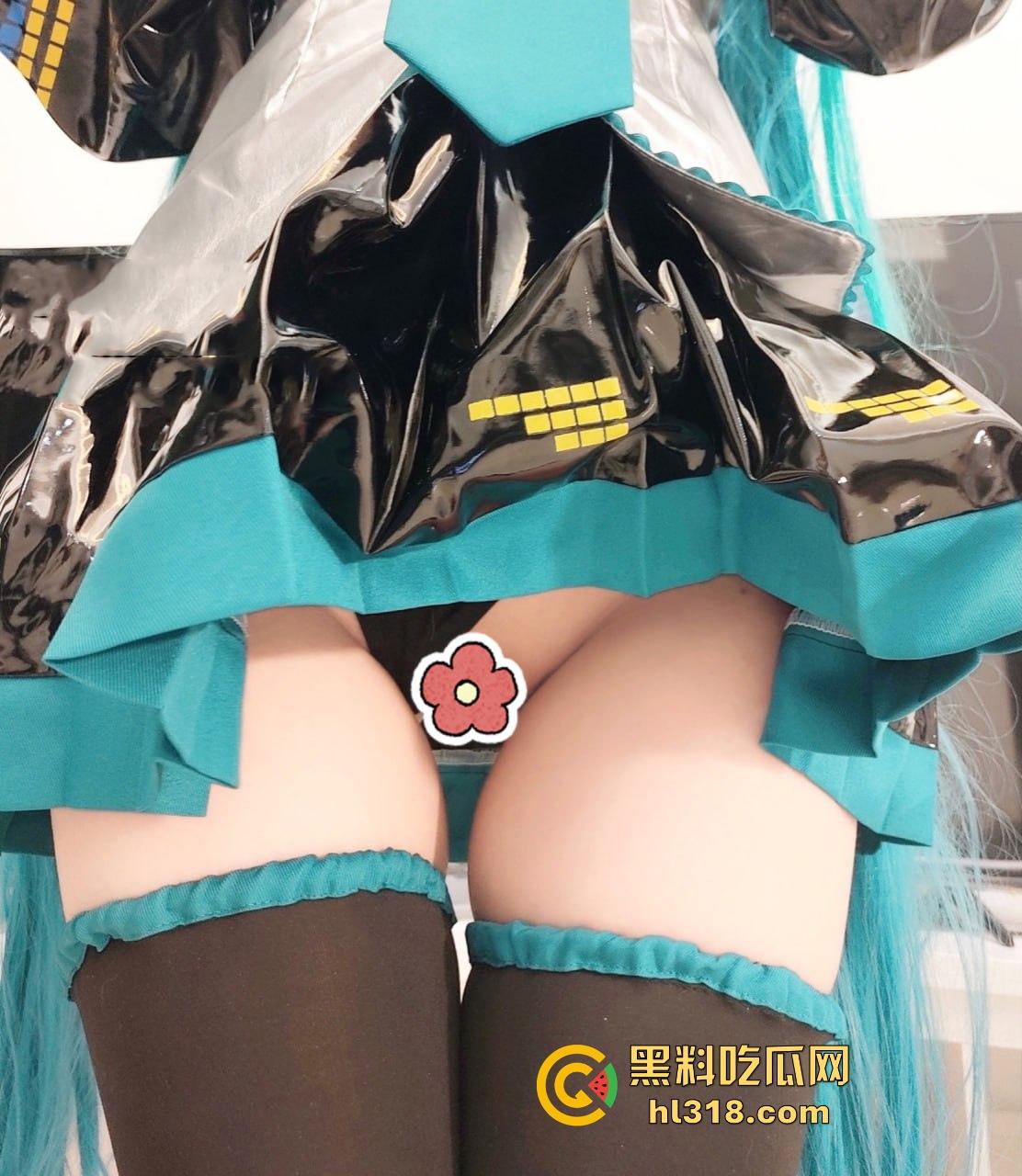 不用脱，要的就是初音未来！极品cosr私房约拍，拍完就地正法淫乱魅魔，镜前无套后入，吐舌头翻白眼极其淫荡！  第3张