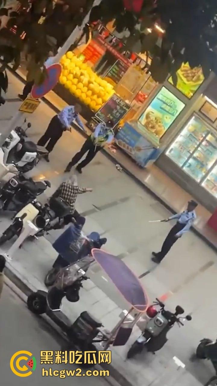这不是拍戏！广州南沙一男子情绪失控街头挥刀砍人又割喉 被害人当场盖布 好吓人！  第9张