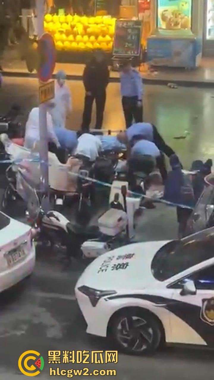 这不是拍戏！广州南沙一男子情绪失控街头挥刀砍人又割喉 被害人当场盖布 好吓人！  第11张