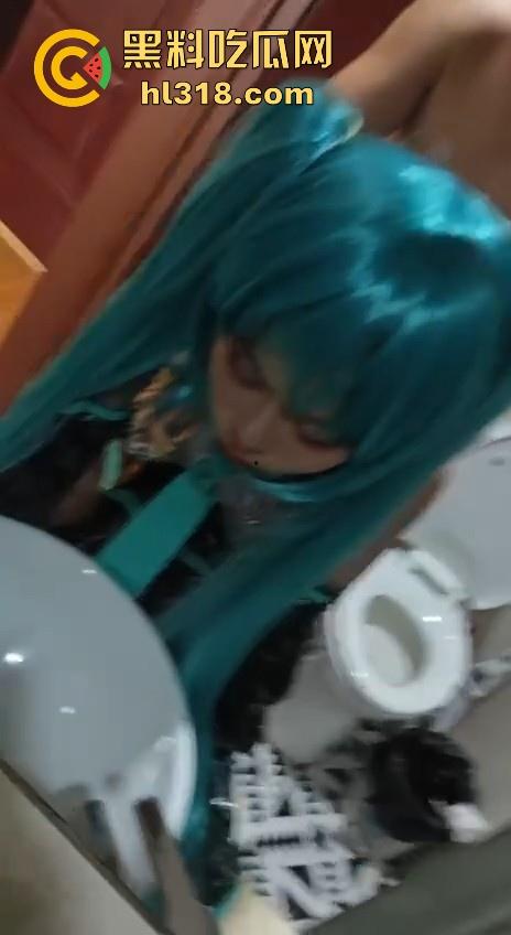 不用脱，要的就是初音未来！极品cosr私房约拍，拍完就地正法淫乱魅魔，镜前无套后入，吐舌头翻白眼极其淫荡！  第8张