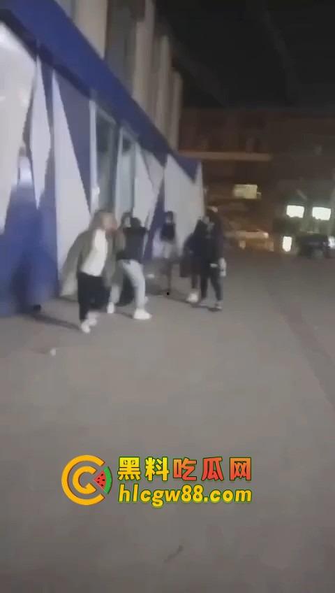 哈尔滨精神小伙大战精神小妹，化最丑的妆打最狠的架，地上全是血，社会摇直接进化成血战街头！  第2张