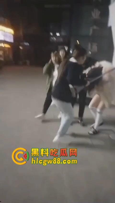 哈尔滨精神小伙大战精神小妹，化最丑的妆打最狠的架，地上全是血，社会摇直接进化成血战街头！  第4张