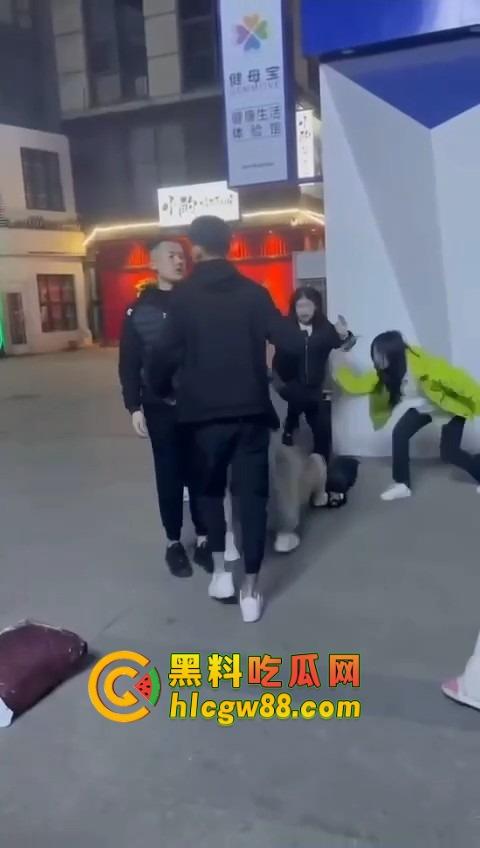 哈尔滨精神小伙大战精神小妹，化最丑的妆打最狠的架，地上全是血，社会摇直接进化成血战街头！  第5张